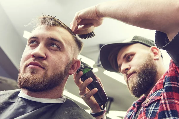 理发或发型师在工作。理发师理发客户 — 图库照片