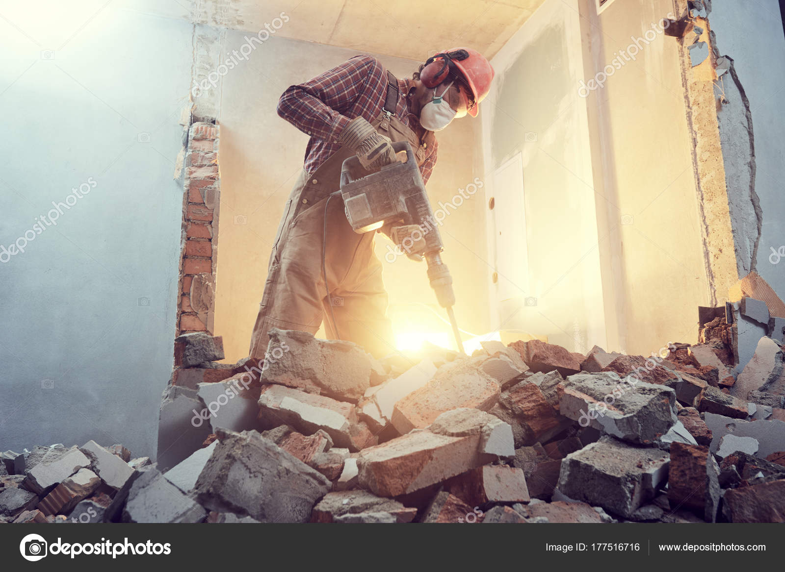 Молоток gsh 5 ce. Демонтаж стен. Штукатурка стен в доме. Отбойный молоток бош 5 се. Демонтируемые стены.