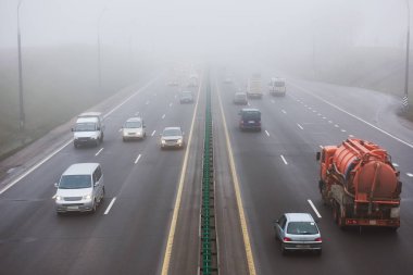 Sis Otoban yol üzerinde