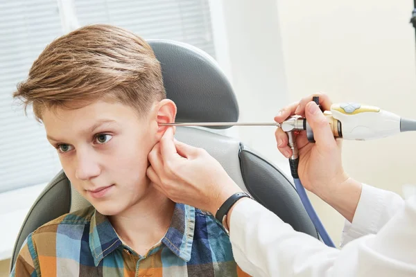 Examen de oído, nariz, garganta. Otorrinolaringólogo con niño paciente y endoscopio —  Fotos de Stock