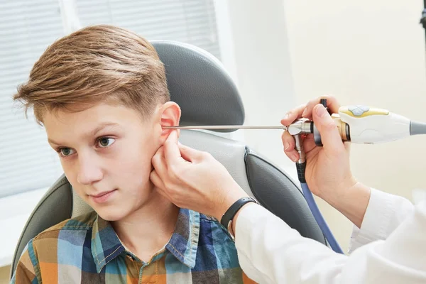 Oreille, nez, examen de la gorge. ORL médecin avec un enfant patient et endoscope — Photo