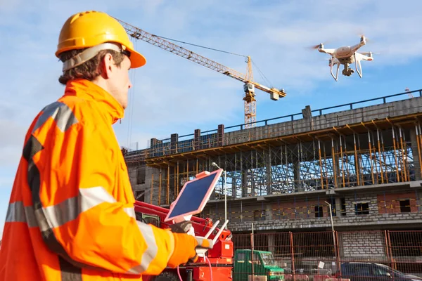 Drohne von Bauarbeiter auf Baustelle gesteuert — Stockfoto