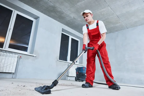 Reinigungsservice. Entstaubung mit Staubsauger — Stockfoto