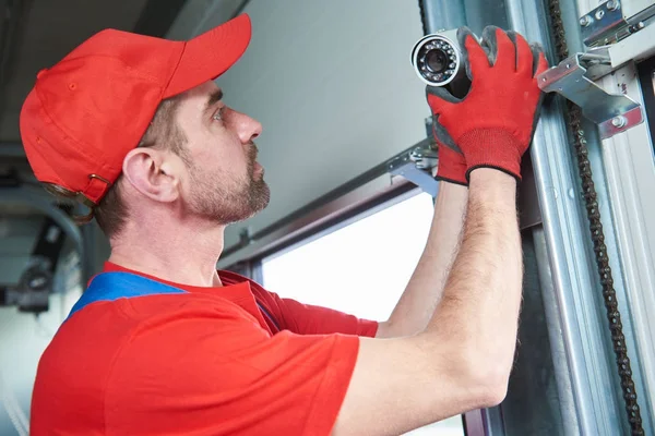 Worker installing video surveillance camera — Stock Photo, Image