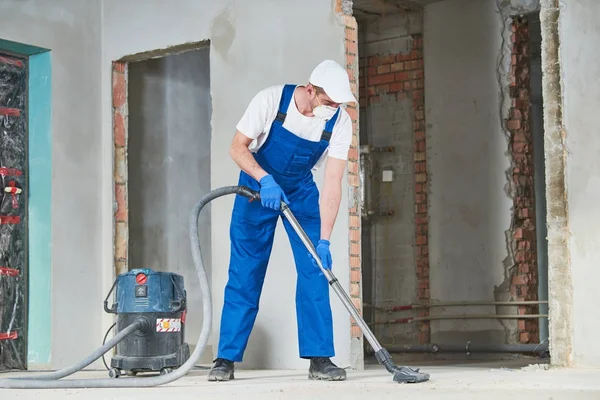 Serviço de limpeza. remoção de poeira com aspirador — Fotografia de Stock