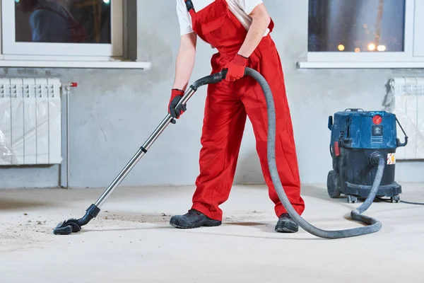 Building cleaning service. dust removal with vacuum cleaner — Stock Photo, Image