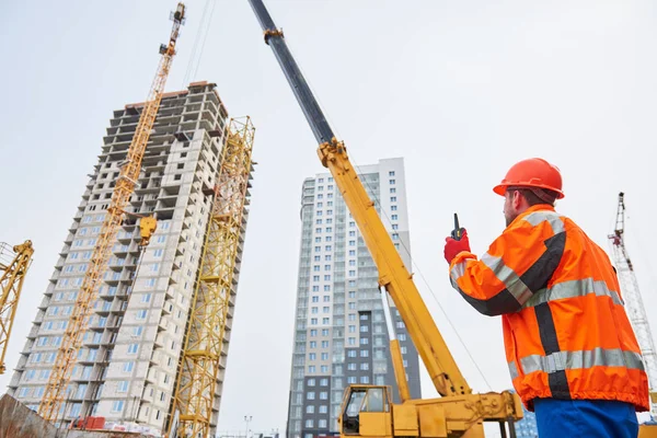 Przemysłowy robotnik budowlany eksploatacji instalacji wieży żurawia — Zdjęcie stockowe