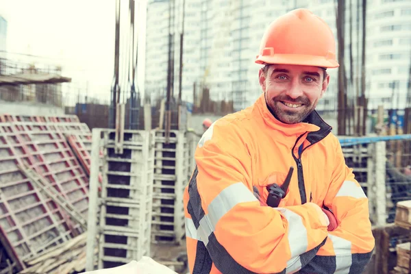 İnşaat alanında çalışan mutlu inşaatçı. — Stok fotoğraf