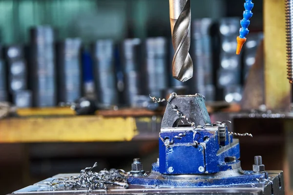 Metallslöjd borrning i metall detalj i fabrik — Stockfoto