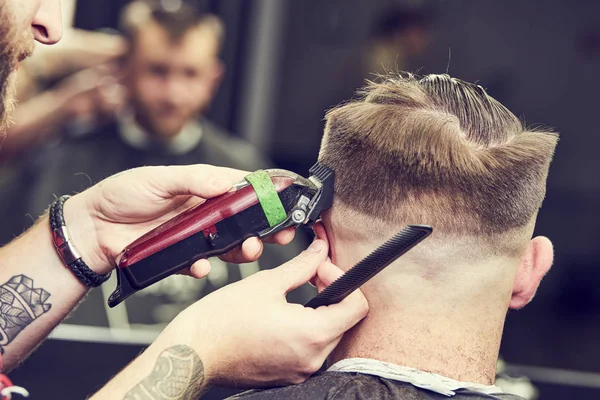 Barber or hair stylist at work. Hairdresser cutting hair of client — Stock Photo, Image