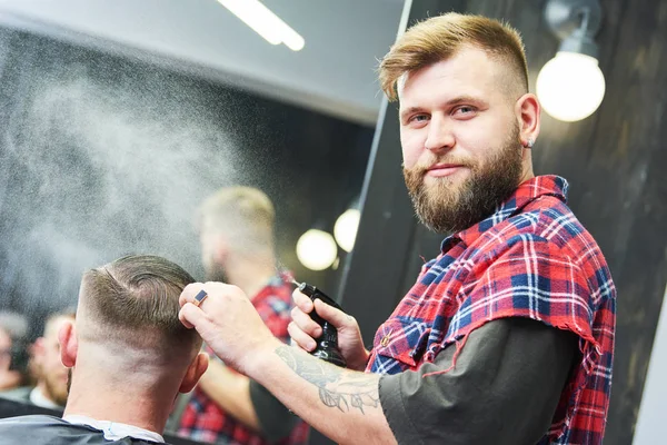 Kapper op het werk. Kapper knippen haar van de klant — Stockfoto