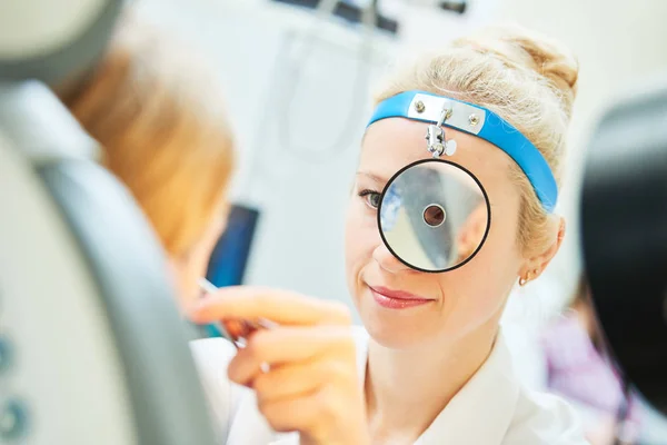 Médico feminino de otorrinolaringologia garganta do nariz no trabalho — Fotografia de Stock