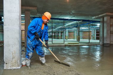 Beton zemin inşaat. İşçi screeder ile