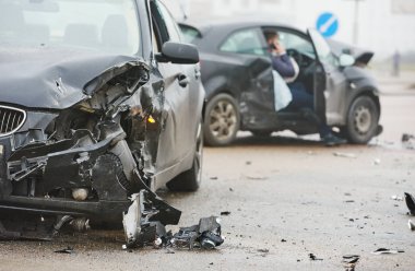 Sokakta araba kazası, şehirde çarpışmadan sonra hasar gören otomobiller