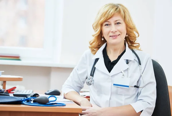 Physician doctor portrait in clinic — Stock Photo, Image
