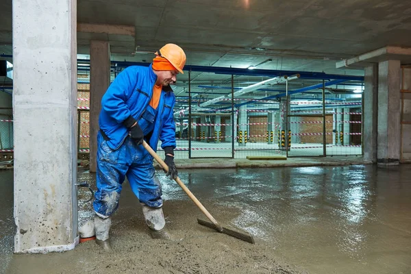 Konstrukce betonové podlahy. Pracovník s screeder — Stock fotografie