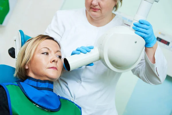 Zahnarzt betreibt intraorales Röntgengerät für Zahnbild mit Patient — Stockfoto