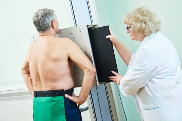 Fluorographie et soins de santé. adulte homme examen — Photo