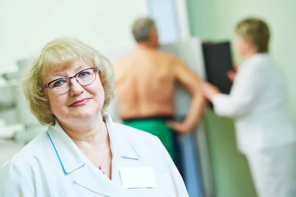 Radiologie und Gesundheitswesen. Porträt eines erwachsenen Radiologen — Stockfoto