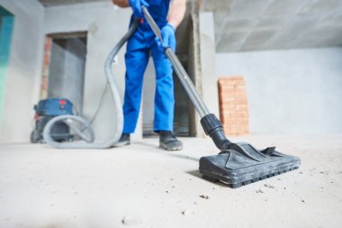 İnşaat temizlik hizmeti. Elektrikli süpürge ile toz kaldırma
