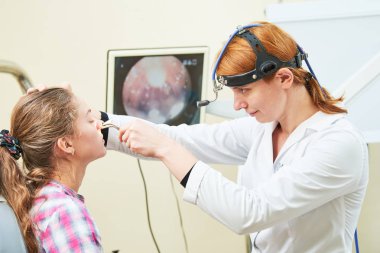 Kulak, burun, boğaz incelenmesi. KBB doktor bir çocuk hasta ve endoskop ile