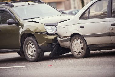 Sokakta araba kazası, şehirde çarpışmadan sonra hasar gören otomobiller