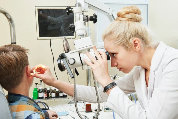Fül-orr-gégész, vizsgálata. ENT orvos endoszkópot és egy beteg gyermek — Stock Fotó