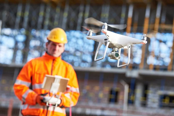 Drone operado pelo trabalhador da construção civil no estaleiro — Fotografia de Stock