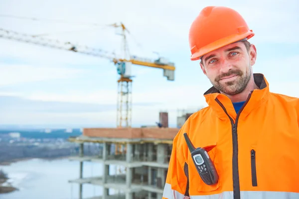 Glad byggarbetare på byggarbetsplatsen — Stockfoto