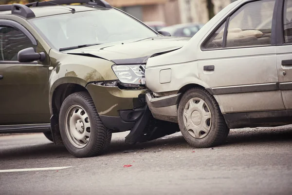 Bilolycka på gatan, skadade bilar efter kollision i staden — Stockfoto