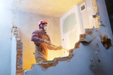 işçi kapalı duvar yok, balyoz ile