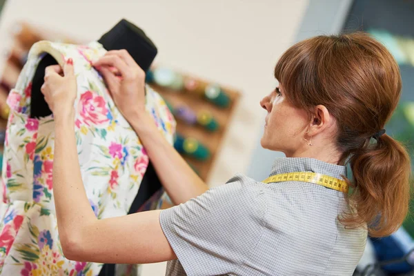 Vrouwelijke kleermaker werkt met jaspak — Stockfoto
