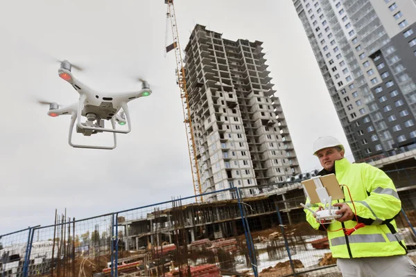 Drone operato dal muratore in cantiere — Foto Stock