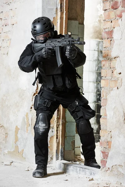 Speciální jednotky vyzbrojené kulometem připraveným k útoku — Stock fotografie