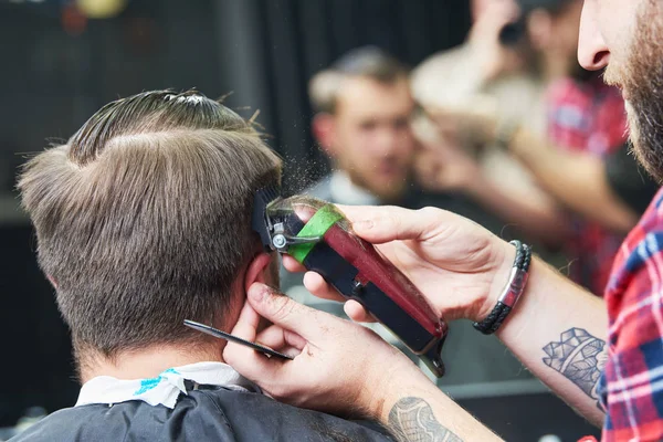 Barber or hair stylist at work. Hairdresser cutting hair of client — Stock Photo, Image