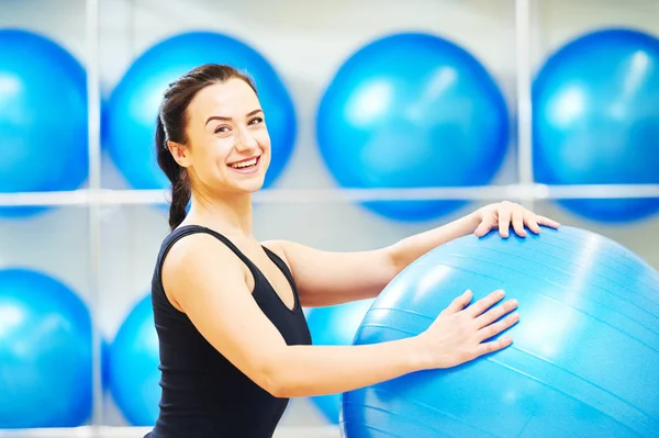 Fitness trainer or coach woman with excarcise ball — Stock Photo, Image