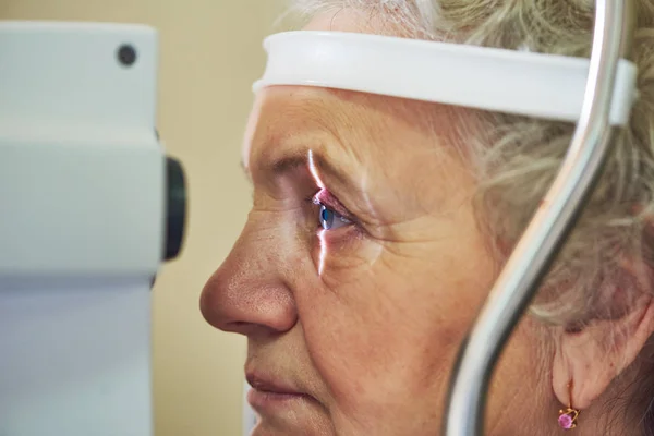 Oogheelkunde. gezichtsvermogen controleren van volwassen vrouwelijke vrouw — Stockfoto