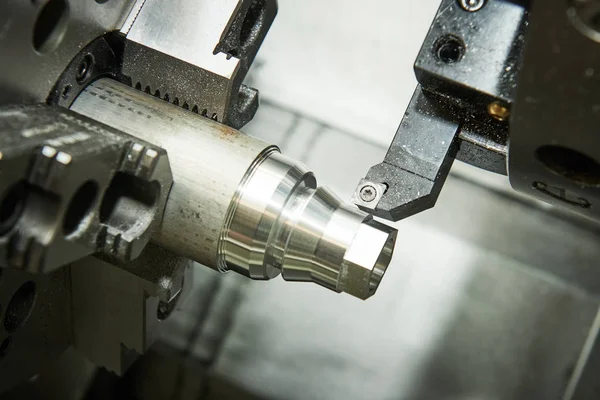 Memotong alat pada logam yang bekerja pada mesin lather — Stok Foto