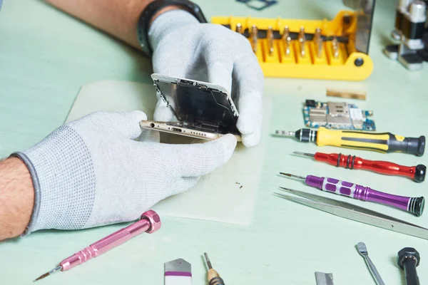 Smart phone repair. repairman disassembling smartphone — Stock Photo, Image