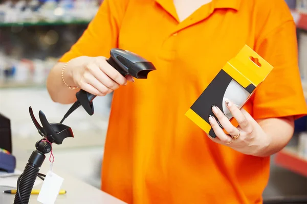 Verkoper met barcodescanner in winkel — Stockfoto