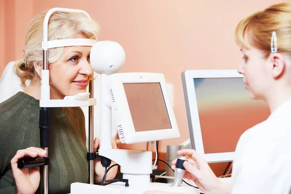 Θηλυκό οφθαλμίατρο ή optometrist στην εργασία — Φωτογραφία Αρχείου