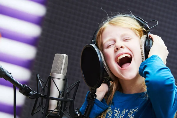 Regording studio. Child girl singing or role voicing — Stock Photo, Image