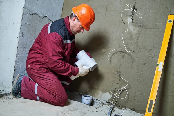 下水道における下水管の取り付け配管工労働者 — ストック写真