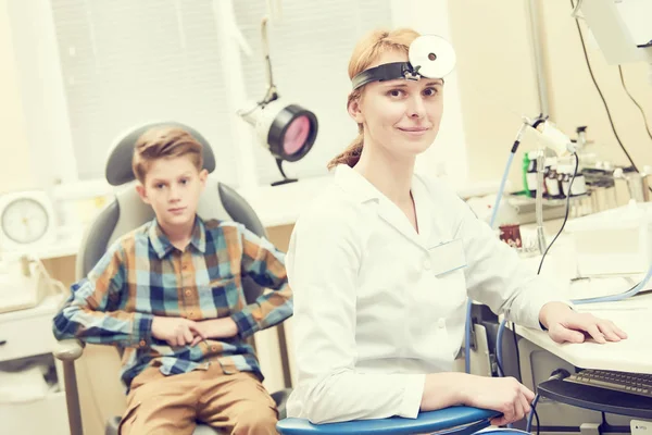 Sourire femme médecin ou ORL oreille nez gorge avec garçon patient à la clinique — Photo