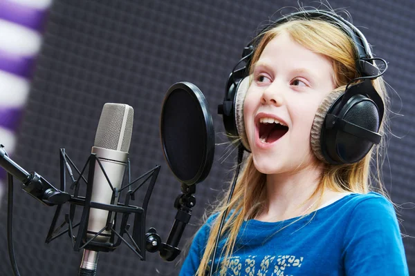 Regording studio. Child girl singing or role voicing — Stock Photo, Image