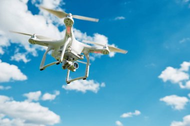 quadrocopter mavi gökyüzünde uçan robot