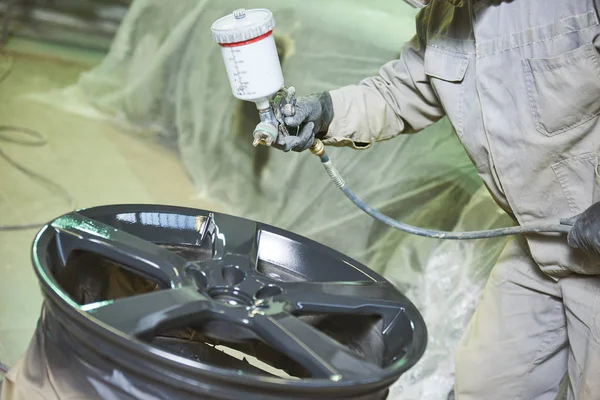 Auto schijf herstellen. Schilder schilderij lichtmetalen wiel met spray — Stockfoto