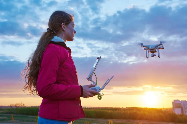 Drone vliegen bij zonsondergang — Stockfoto