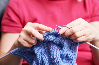 Örgü. iğne ve iplik ile eller