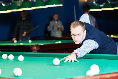 kulüpte Bilardo oynayan adam